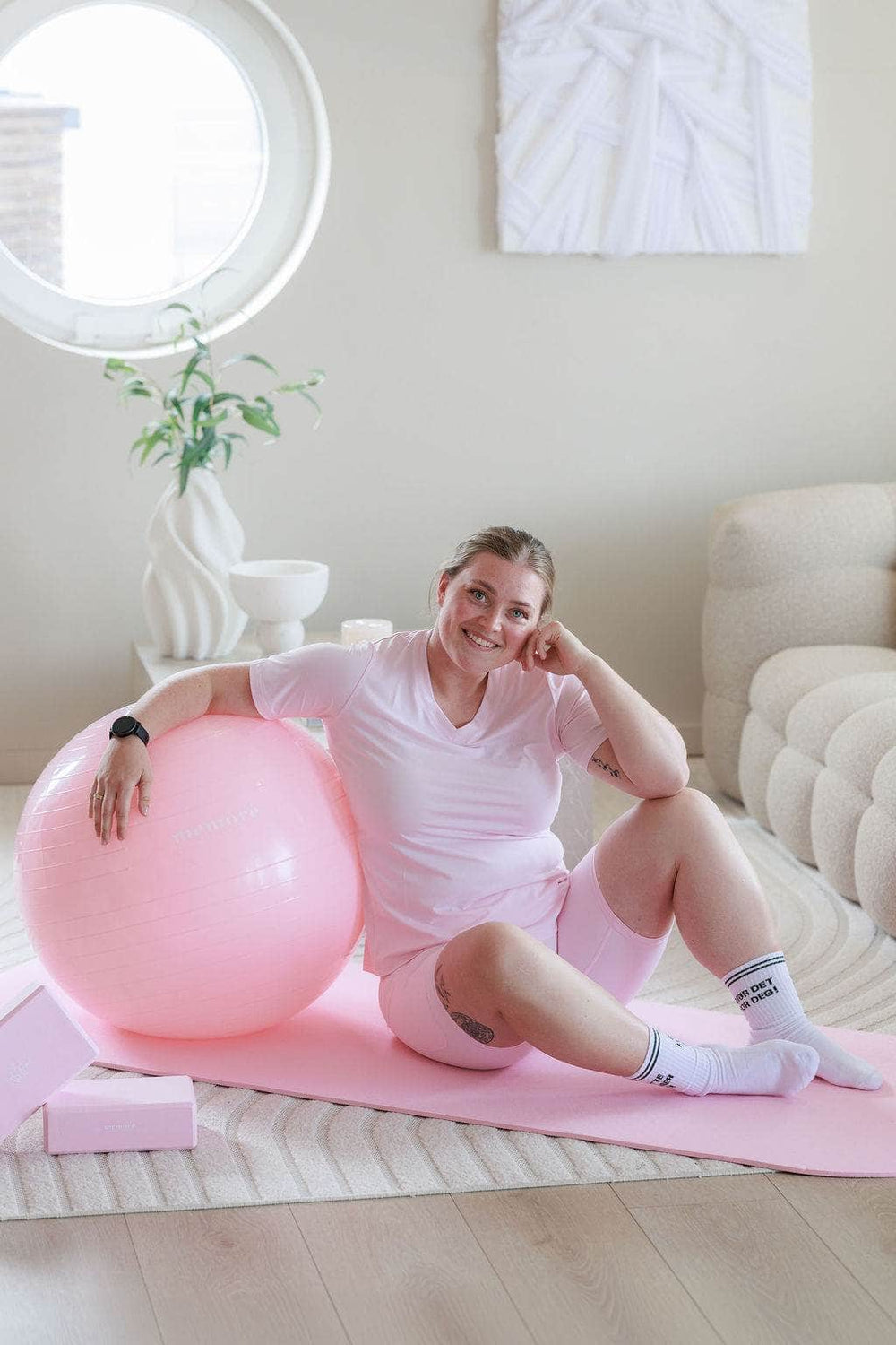 Memoré Namaste Yogabundle inkl Yogaball, Yogamatte og Yogablokker i rosa - med treningsprogram (spar 298,-)